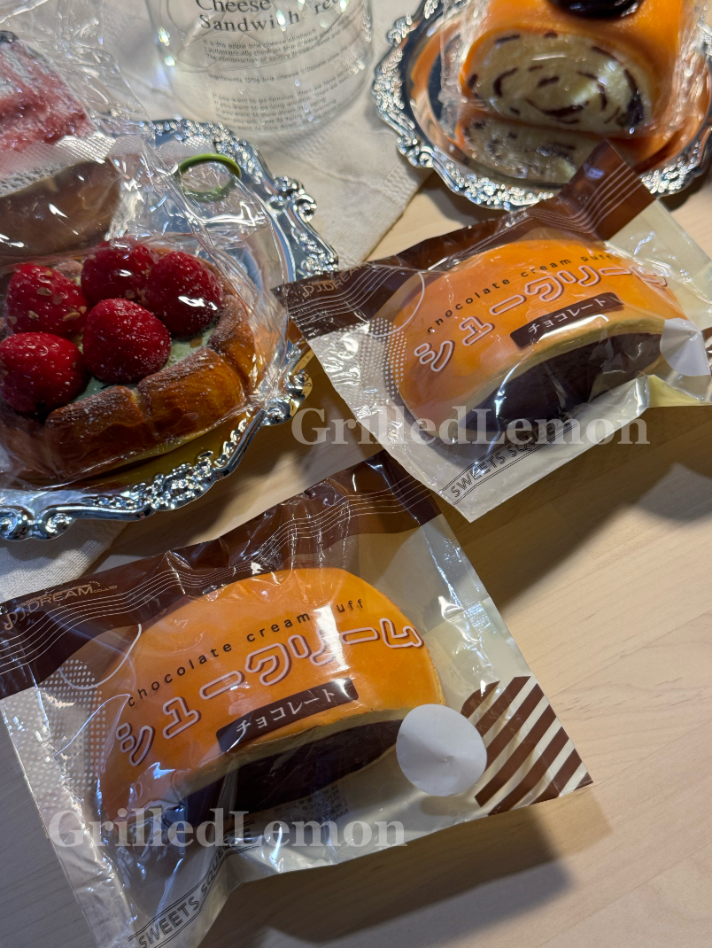 2 Flavours! Realistic Japanese Matcha Cocoa Cream Dorayaki Squishy