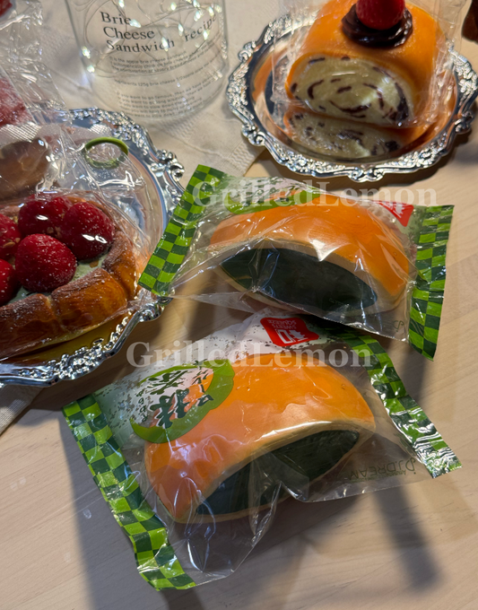 2 Flavours! Realistic Japanese Matcha Cocoa Cream Dorayaki Squishy