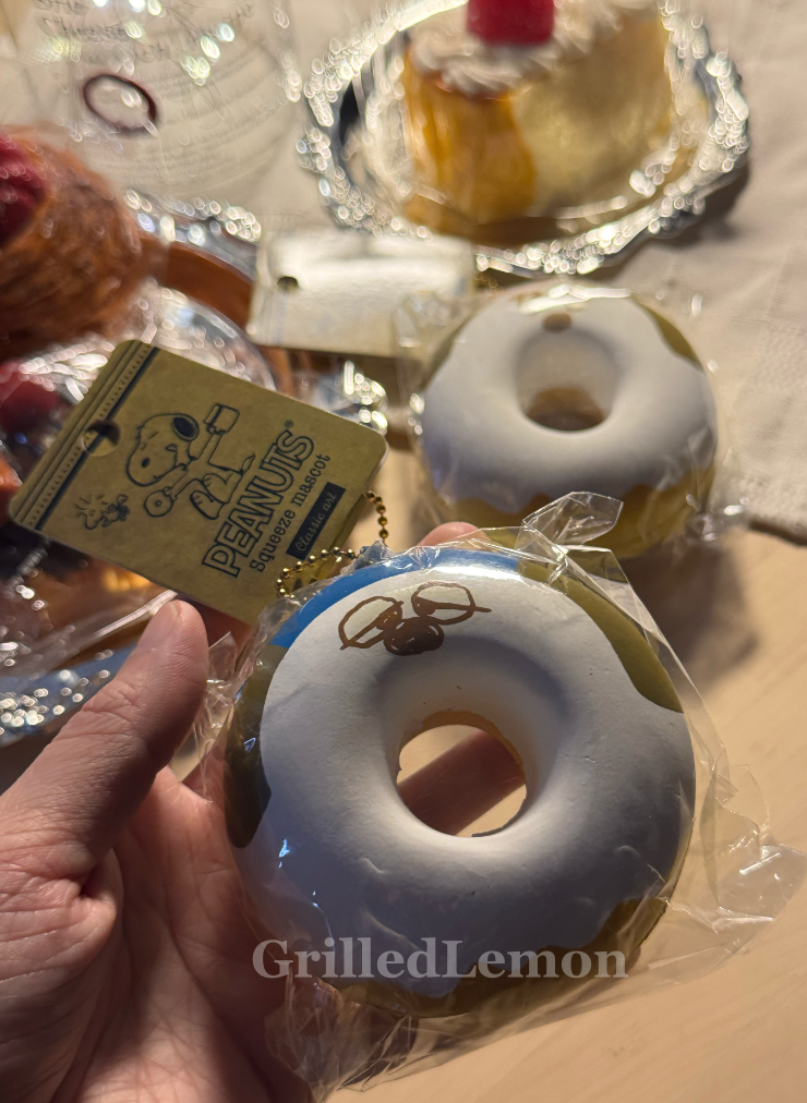 Peanuts Classic Art Series -  Belle Olaf Vanilla Ring Donut Squishy