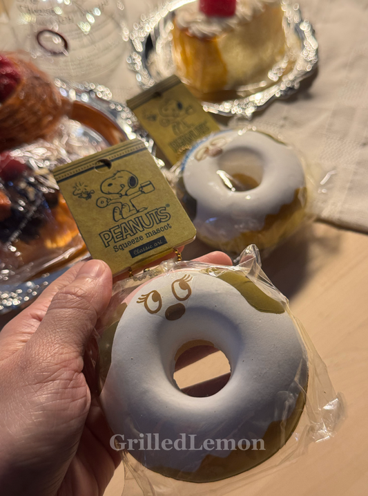 Peanuts Classic Art Series -  Belle Olaf Vanilla Ring Donut Squishy