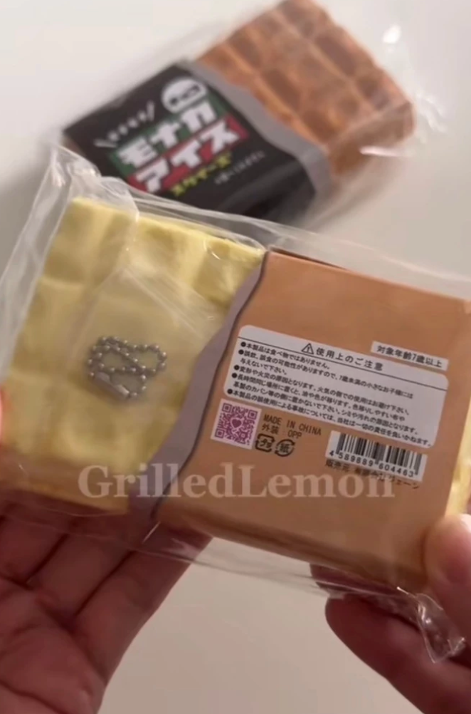 2 Flavours! Realistic Thick Fluffy Ice-Cream Wafer Biscuit Squishy
